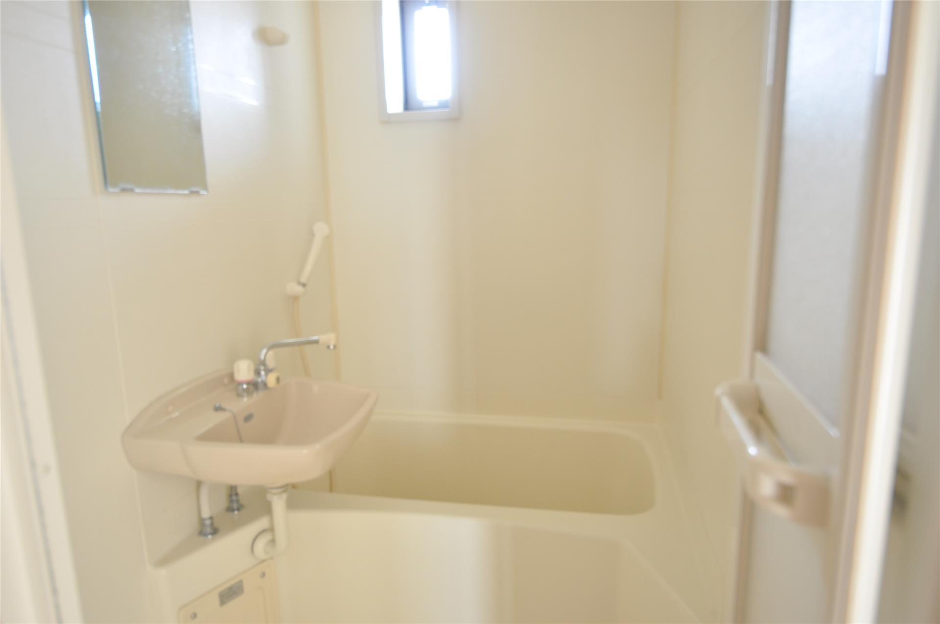 バス・シャワールーム　小窓付きのお風呂