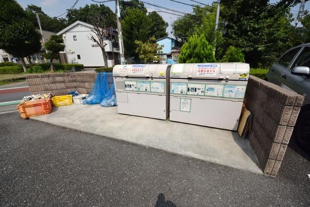 エントランス　★便利な敷地なごみ捨て置き場です★