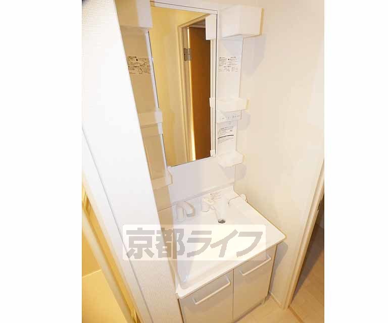 洗面設備　色々置けて便利です