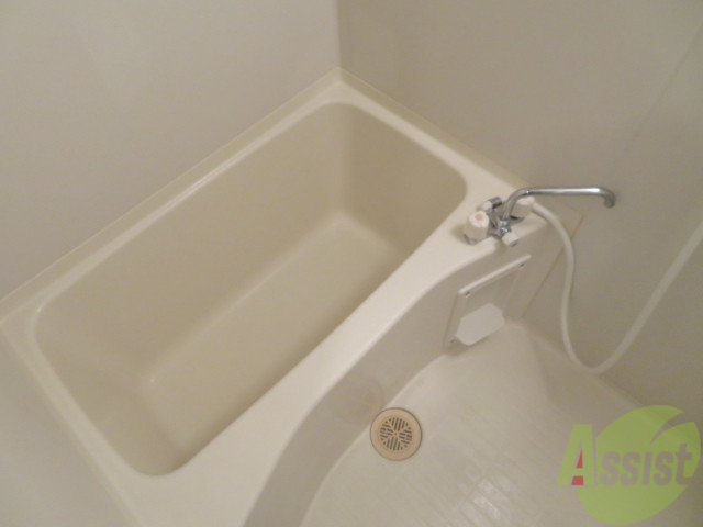 バス・シャワールーム　お風呂はこんな感じです。シンプルでとても使いやすそうです