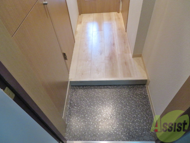 玄関　玄関はこんな感じです。何足か靴を置いておけそうです。