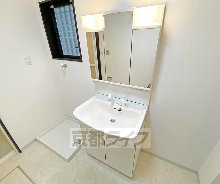 洗面設備　綺麗な洗面化粧台です。