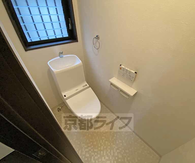 トイレ　ウォシュレット機能付きトイレです。