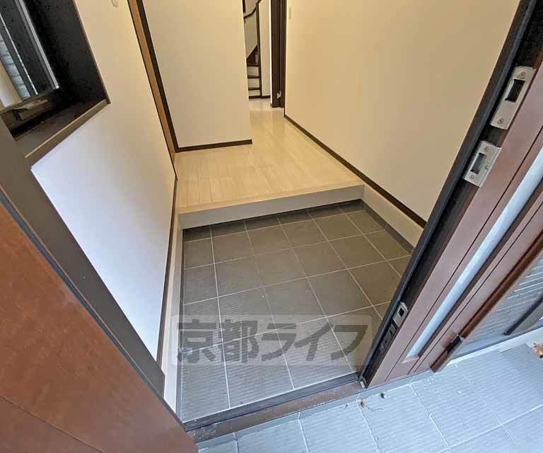 玄関　タイルデザインの開放的な玄関です。