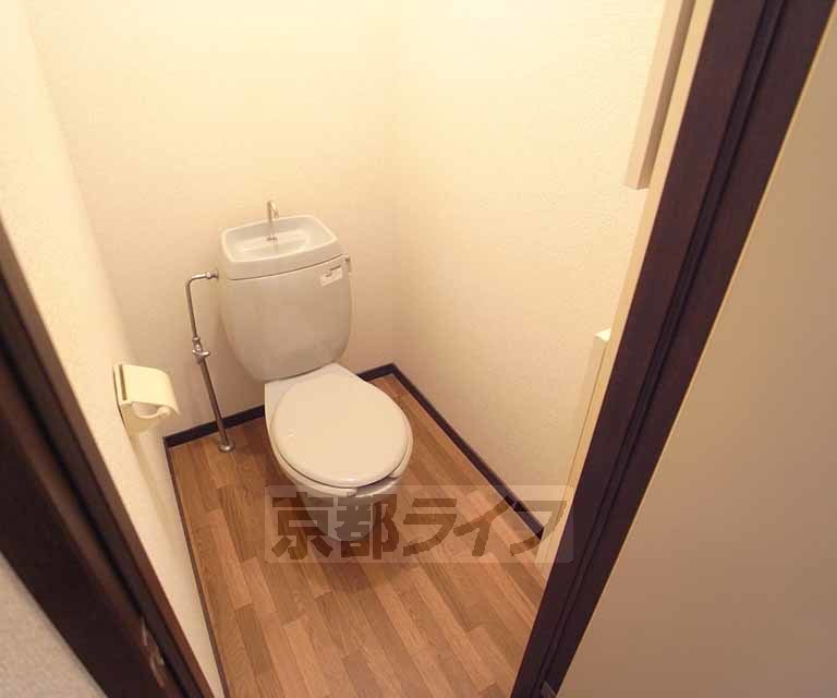 トイレ　木目の床と白の壁で落ち着きます・