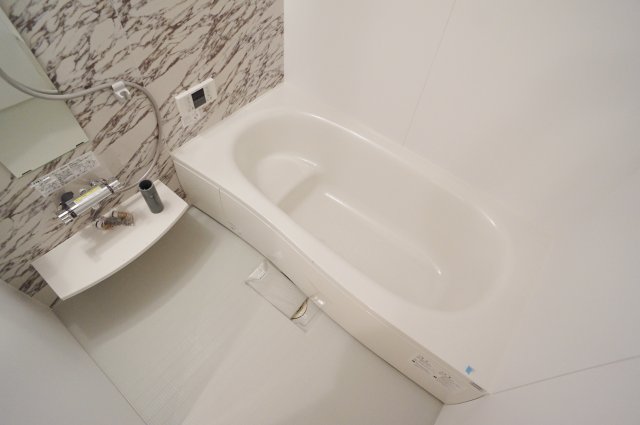 バス・シャワールーム　高級感があり、ゆったりサイズのお風呂です