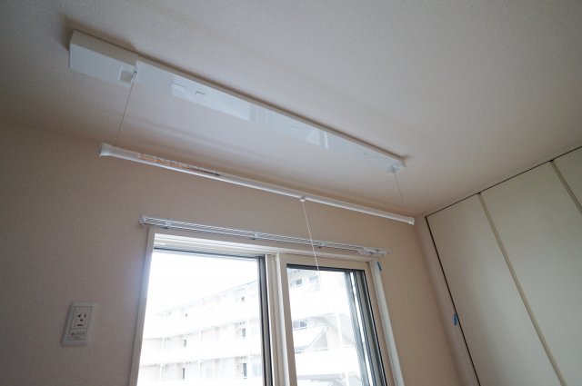 その他設備　室内物干しバーは昇降式。