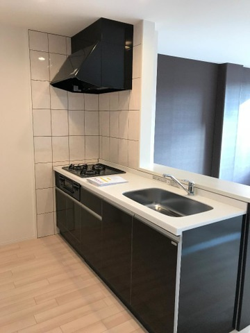 キッチン　3口コンロ・グリル付のシステムキッチンです♪