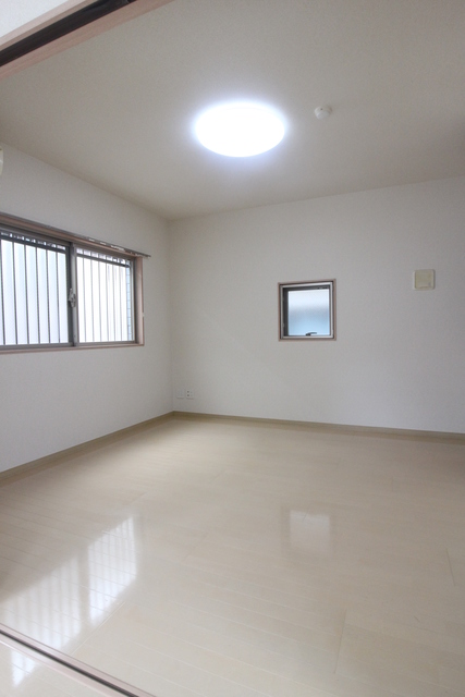 居室・リビング　窓の多いリビング！