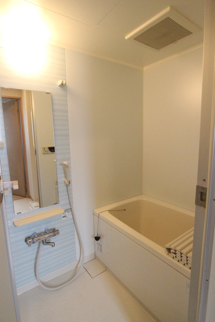 バス・シャワールーム　追い焚き機能付き！