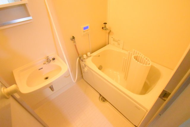 バス・シャワールーム　※別部屋参考画像です。