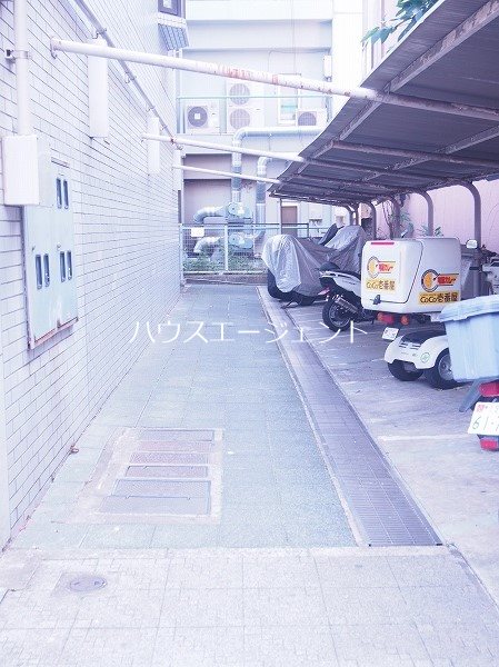 その他共有部分　屋根付きのバイク置場ございます。※要空き確認