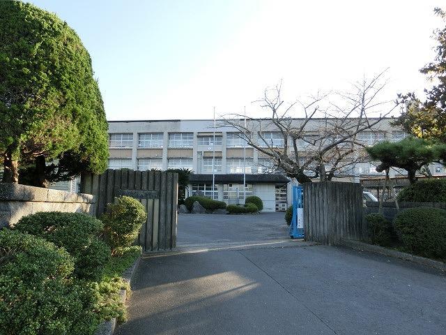 小学校　直方市立新入小学校（小学校）まで1130m