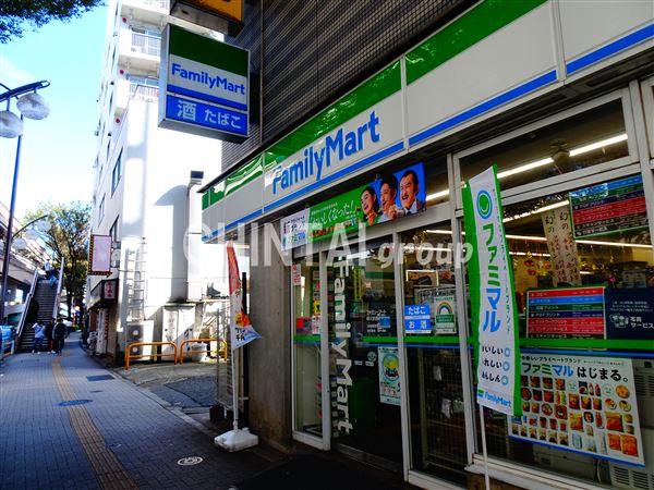 コンビニ　ファミリーマート 明大前店（コンビニ）まで650m