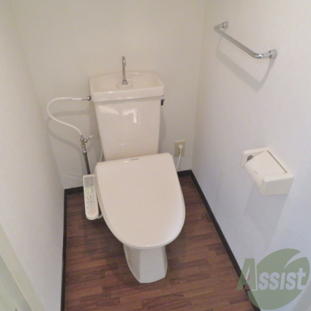 トイレ　シャワー付きのトイレなので清潔感がありますね。