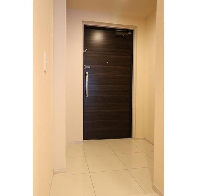 玄関　写真は同タイプ住居です。