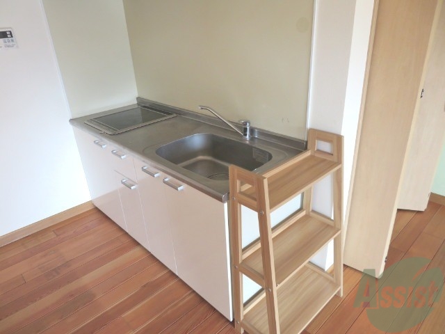 キッチン　キッチンを斜めから見た目線になりますね。ＩＨは嬉しいですよね