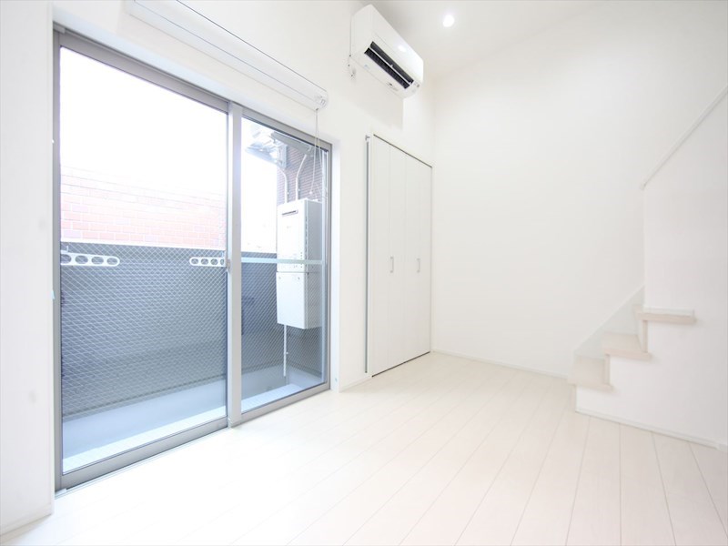 居室・リビング　洋室5.1帖　ロフト5.4帖（収納にも寝室にも使えます）