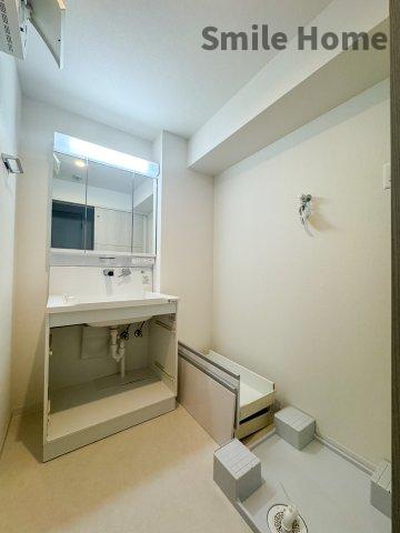 洗面設備　脱衣所には独立洗面台に洗濯機置き場もあります