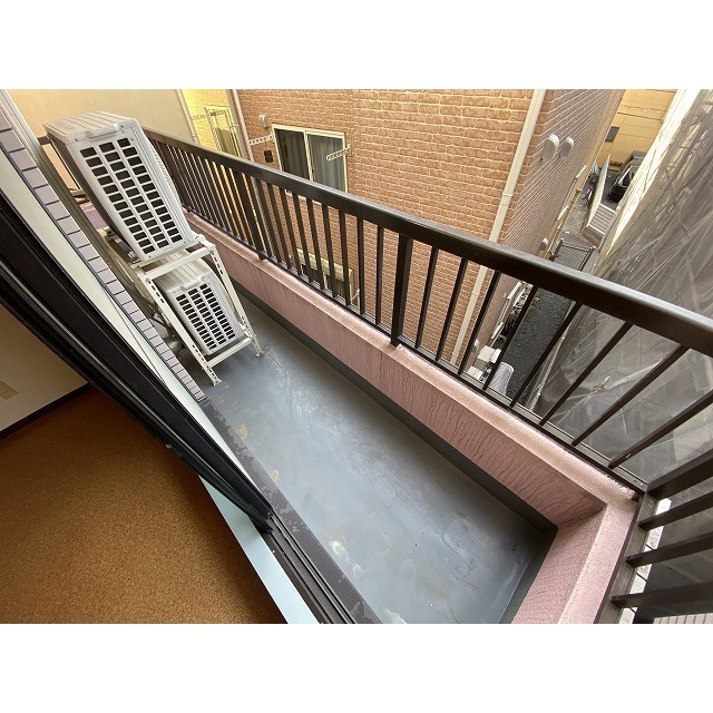 バルコニー　暖かな日差しのふりそそぐバルコニー