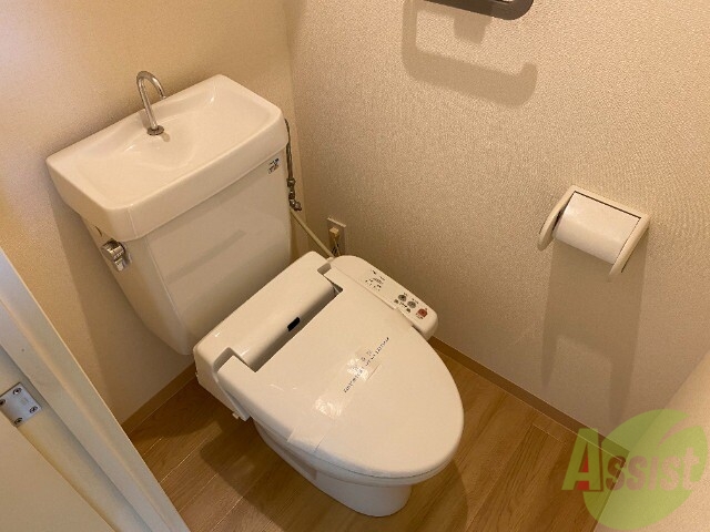 トイレ　トイレには、温水洗浄便座機能が付いています。