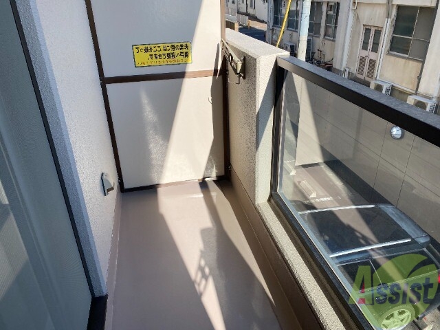 バルコニー　バルコニーは広々で、洗濯物を干すときも楽そうです。