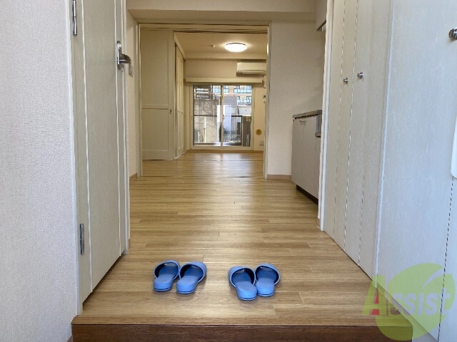 玄関　玄関周りです。左手には収納、右手はお手洗いです。