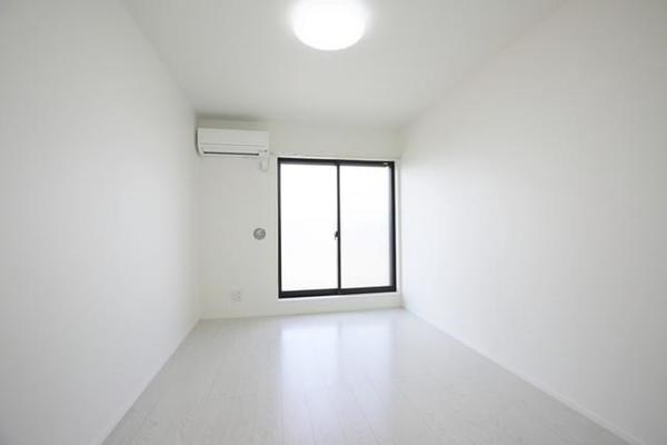 居室・リビング　白を基調とした明るいお部屋です。