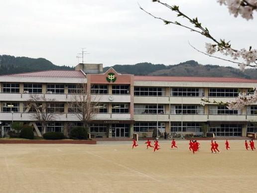 中学校　久慈中学校（中学校）まで2023m