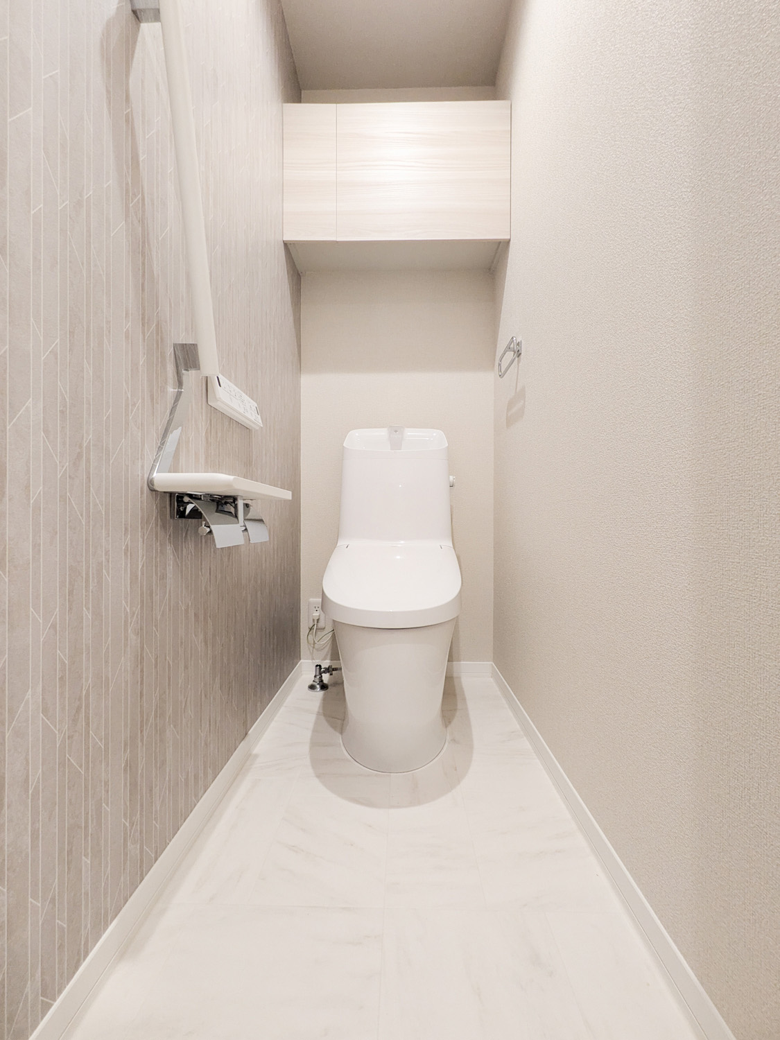 トイレ　嬉しい温水洗浄便座付き！隠し収納あり♪