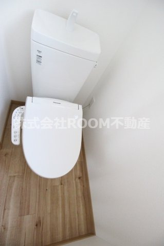 トイレ　落ち着いた色調のトイレです