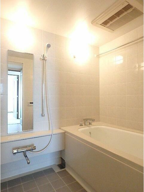 バス・シャワールーム　追い焚き機能・浴室乾燥機完備のお風呂です