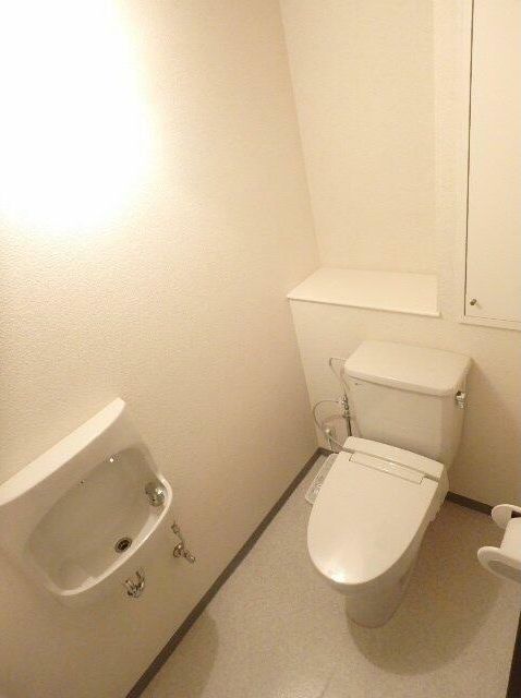 トイレ　手洗い場付きのトイレです