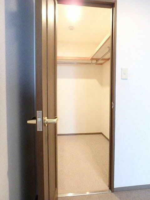 収納　たっぷり収納できるウォークインクローゼット完備