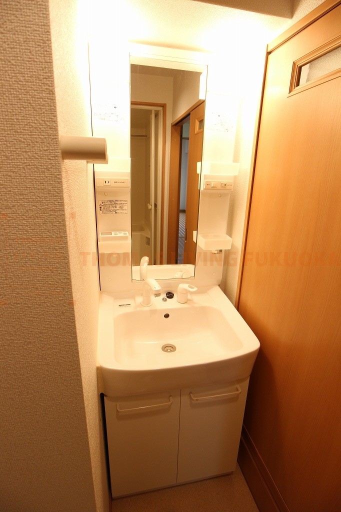 洗面設備　単身さんにも嬉しい独立洗面台付きです。