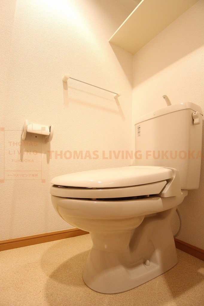 トイレ　上部には収納棚も付いています。