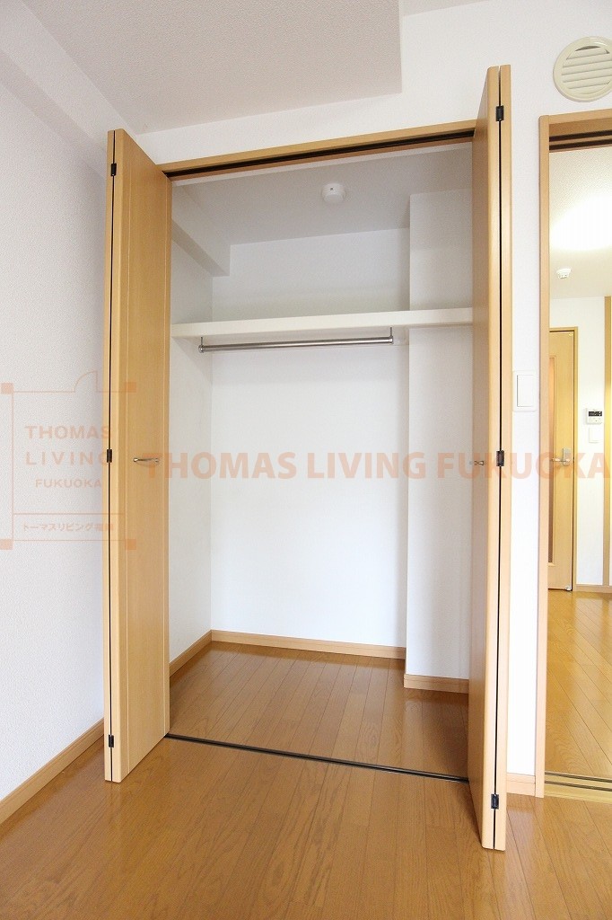 収納　お洋服もかけて収納できます。上部にも収納できます。