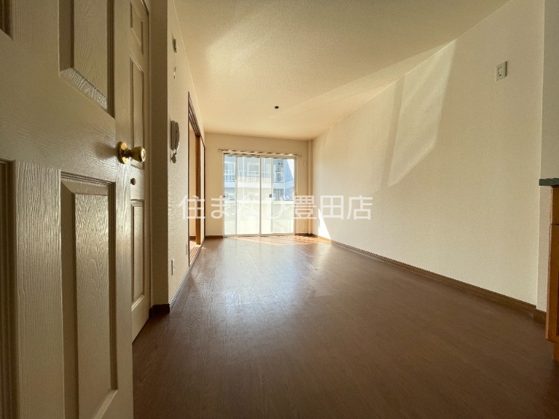 居室・リビング　同型別部屋写真（反転）