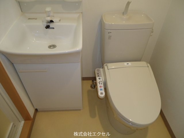 トイレ　温水洗浄便座です。