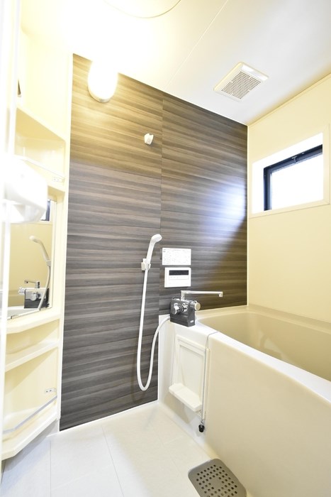 バス・シャワールーム　追い焚き機能付きお風呂です！棚もあり使いやすいです☆