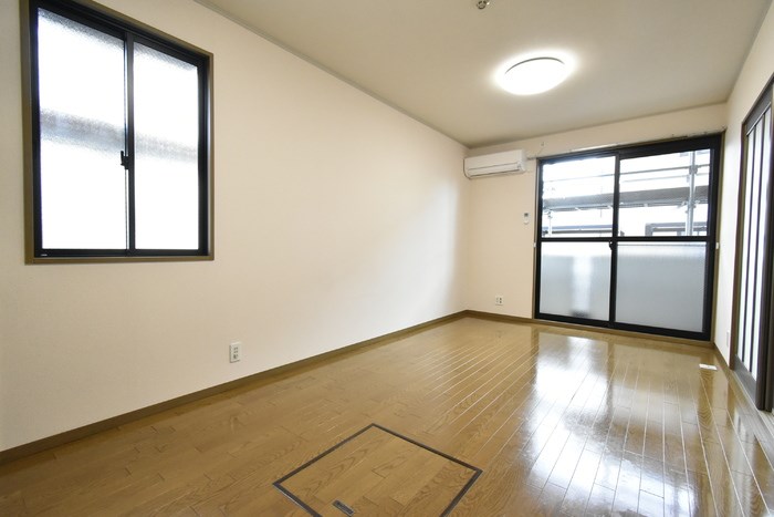 居室・リビング　9帖リビングです、南向きのバルコニーがあり明るい陽射しが入り