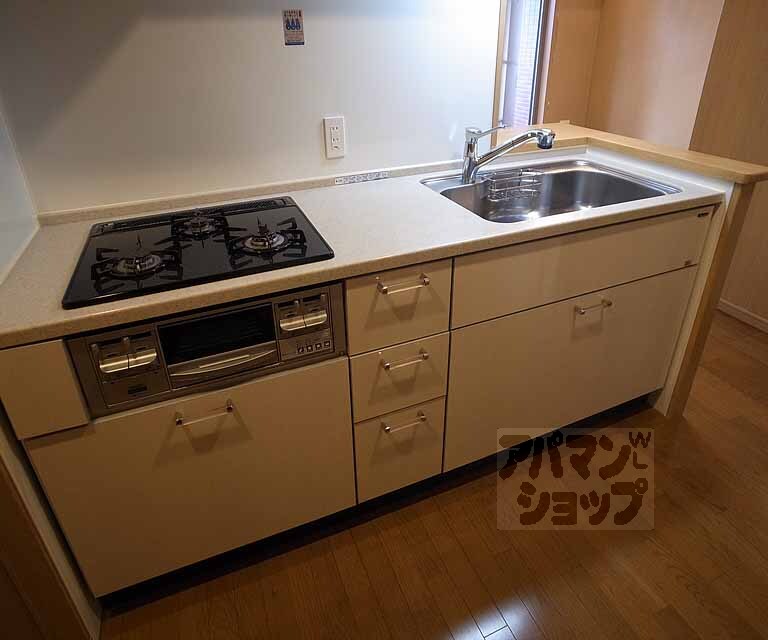 キッチン　グリル機能搭載の三口コンロ完備のシステムキッチンです。