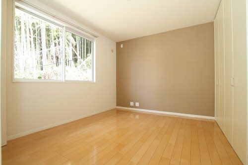 その他部屋・スペース　お部屋の印象を引き立たせるアクセントクロスを使用しています◎