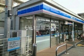 コンビニ　ローソン 八尾高安駅前店（コンビニ）まで656m