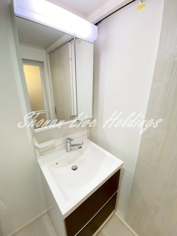 洗面設備　収納豊富な新品独立洗面台