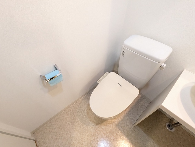 トイレ　※クリーニング中の参考写真です