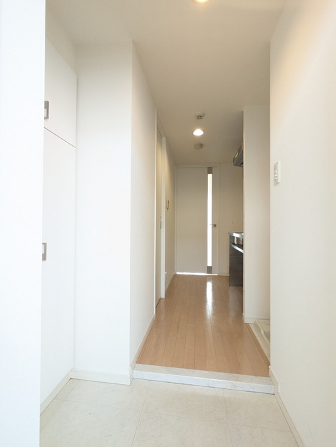 玄関　※クリーニング中の参考写真です