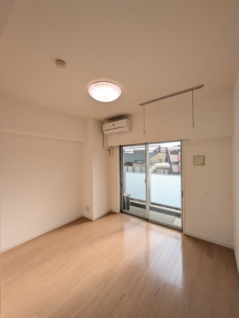 居室・リビング　※クリーニング中の参考写真です