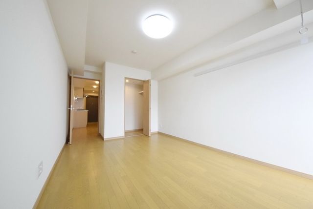 居室・リビング　８帖の洋室