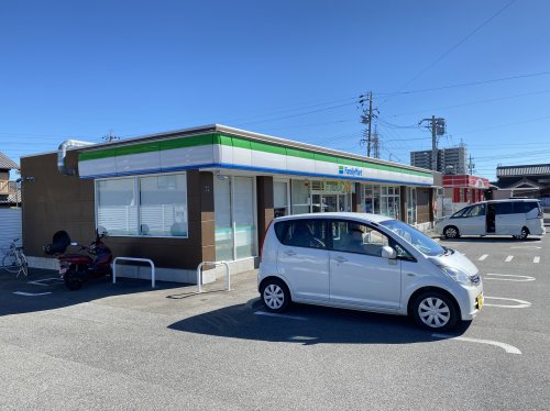 コンビニ　ファミリーマート　四日市十志町店（コンビニ）まで499m